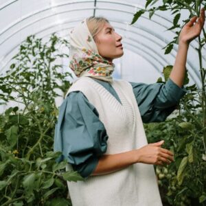 Foulard en soie sur fond neutre avec texture visible