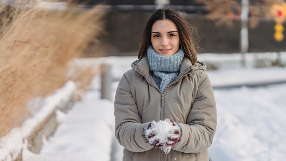 Les must-have pour femmes frileuses pendant l'hiver 2