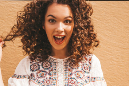 Boucles volumineuses et rebondies : techniques et secrets pour une chevelure éclatante