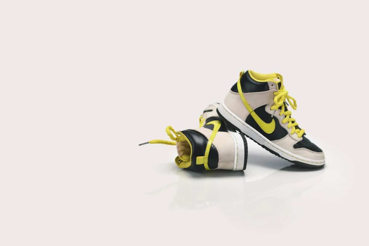chaussures Nike à lacets jaunes