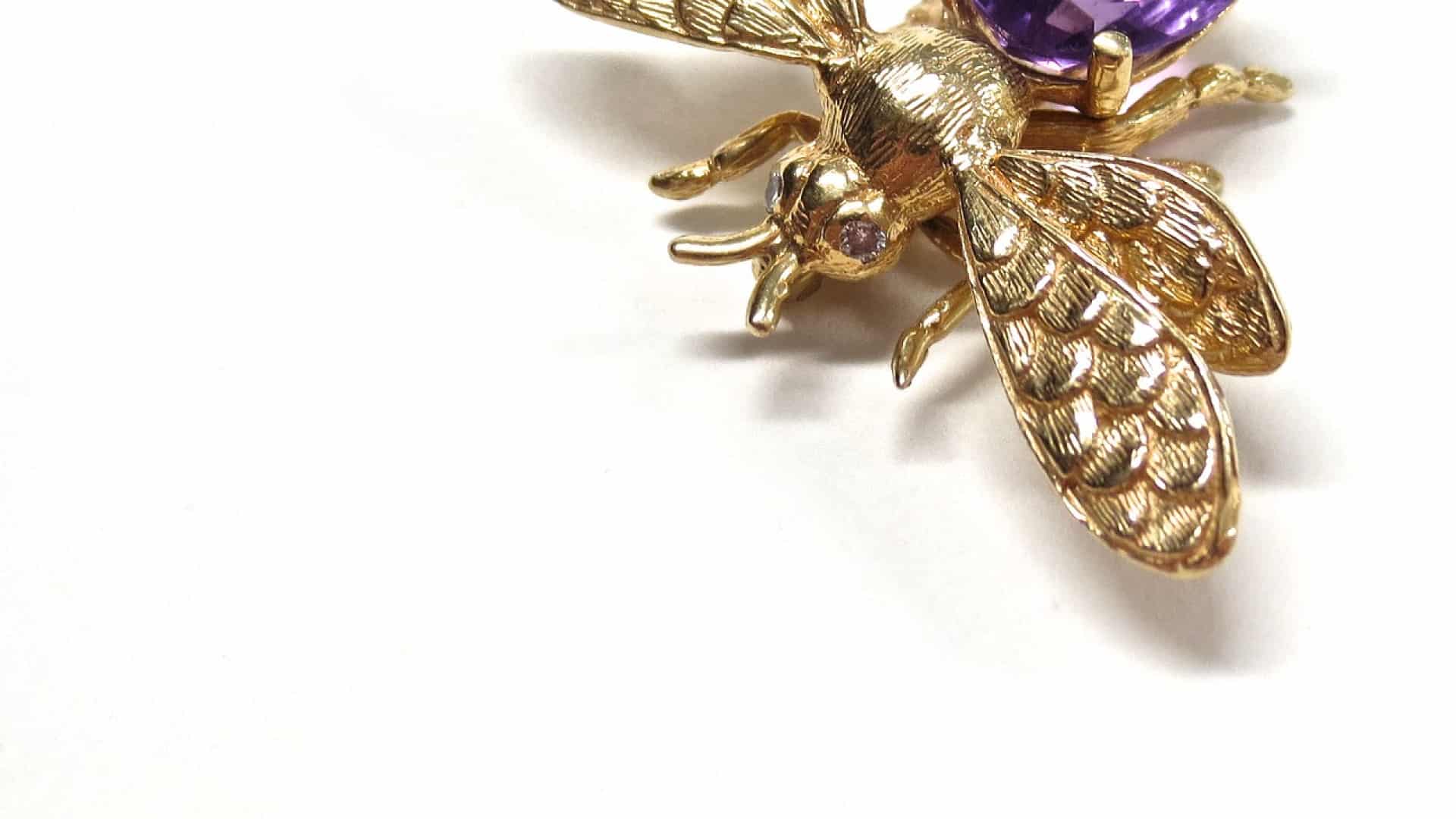 Comment porter une broche avec style ?