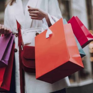 Vêtements colorés et modernes exposés dans un magasin discount