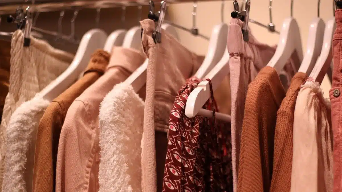 Devenir vendeuse de vêtements à domicile : une solution idéale pour compléter son salaire !