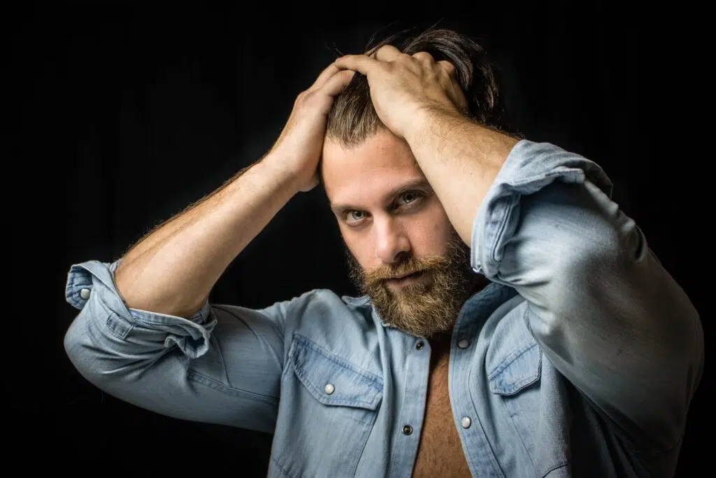 Un homme barbu