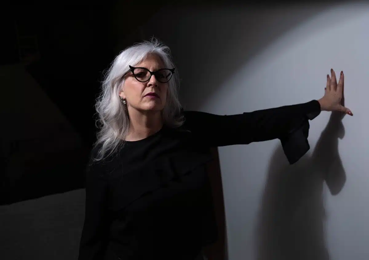 une femme avec des lunettes originales