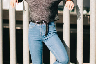 Le jean droit : la pièce phare du vestiaire féminin !