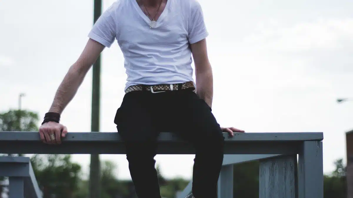Le pantalon chino homme : un vêtement basique de qualité