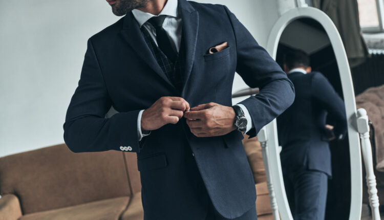Les accessoires indispensables pour moderniser votre costume masculin