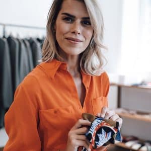 Haut orange associé à des vêtements et accessoires tendance