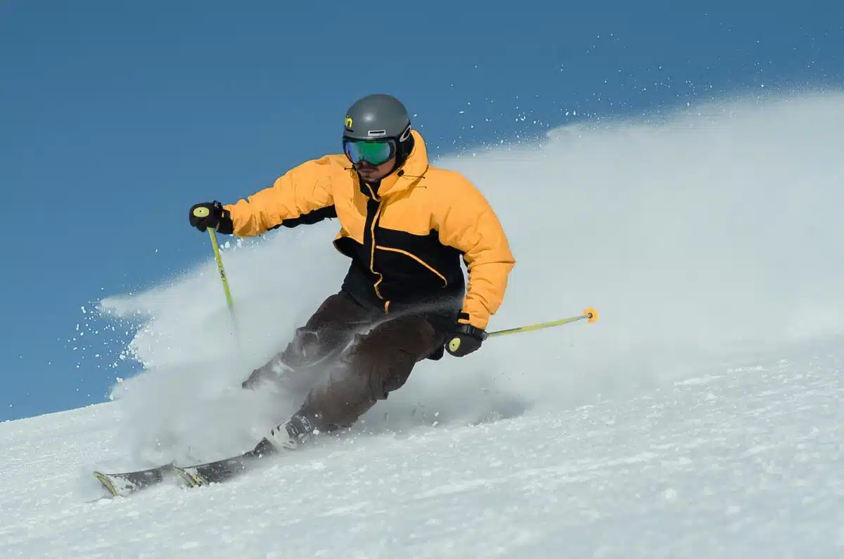 un skieur