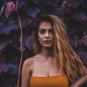 Bustier noir élégant porté avec une jupe pour un look chic