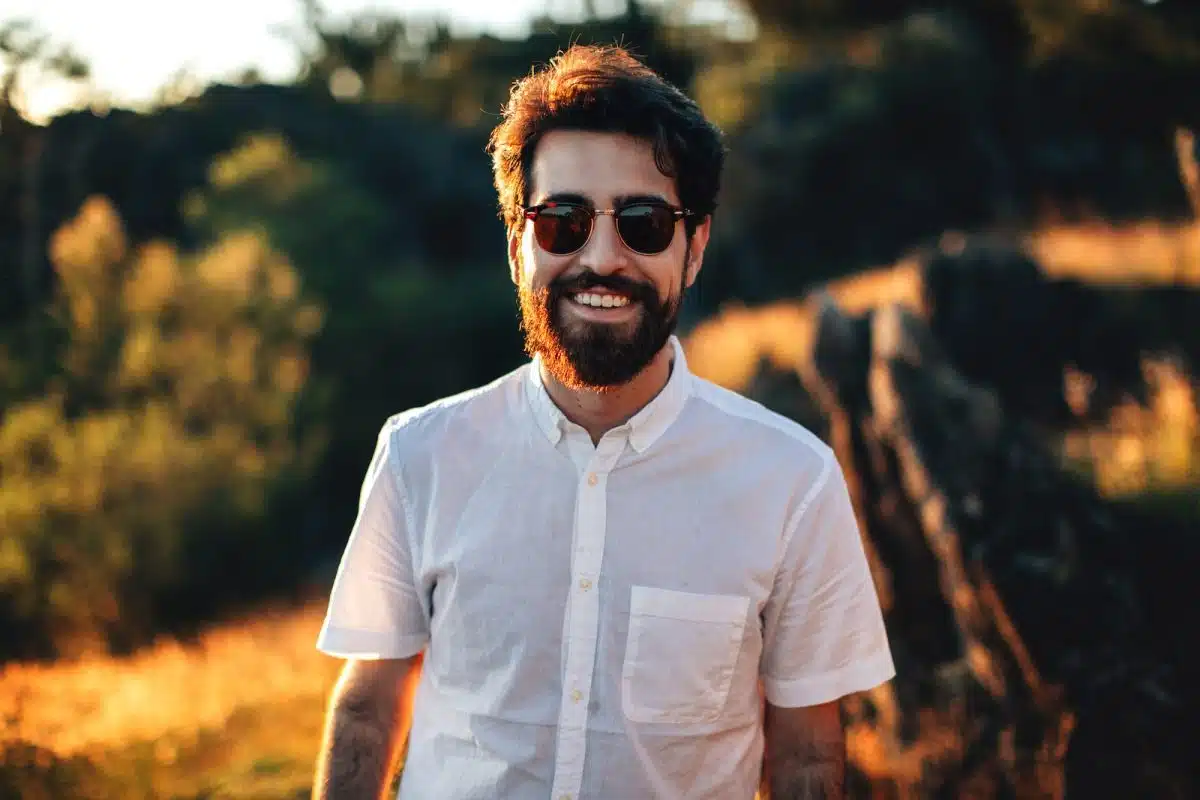 Un homme portant une chemise en lin