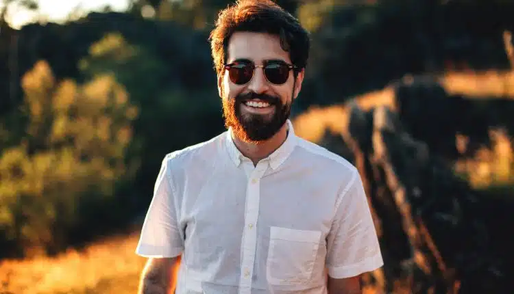 Un homme portant une chemise en lin