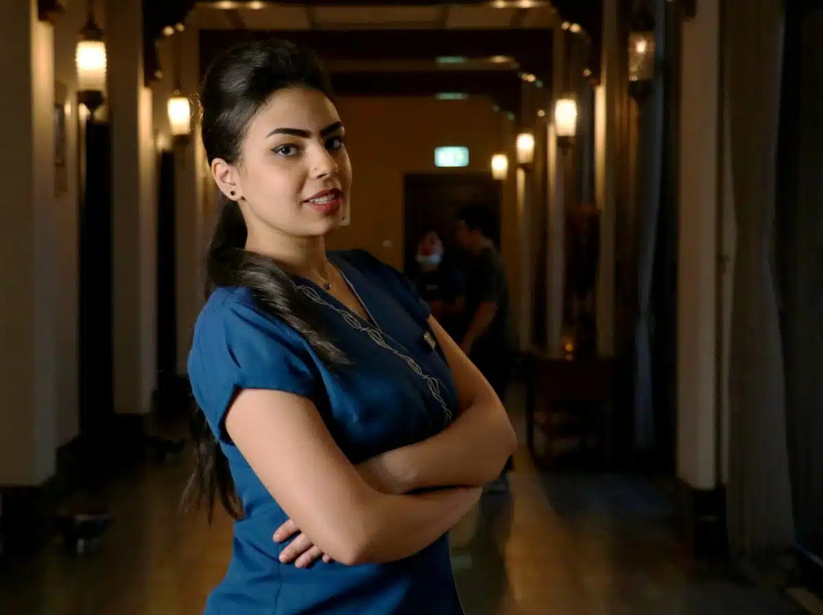 une femme en uniforme bleu