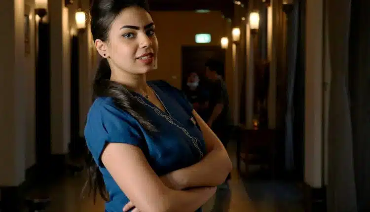 une femme en uniforme bleu